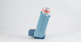 Ventoline bleu clair en élément central utilisée pour l'asthme