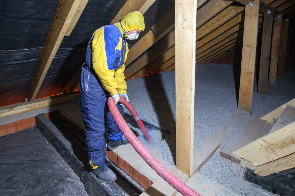 Cette technique est la plus répandue, de par sa rentabilité mais aussi par les performances durables qu'elle apporte immédiatement. Elle consiste à projeter la ouate de cellulose sur le plancher des combles perdus à l'aide d'une cardeuse souffleuse, selon une épaisseur définie par la résistance thermique souhaitée et la classe de tassement du produit.