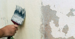 Peintre appliquant une couche de peinture pour l'étanchéité d'un mur extérieur - article par Actimur